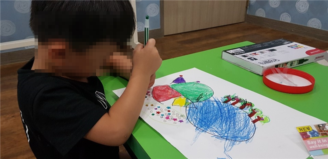 1drawingtherapykid.png